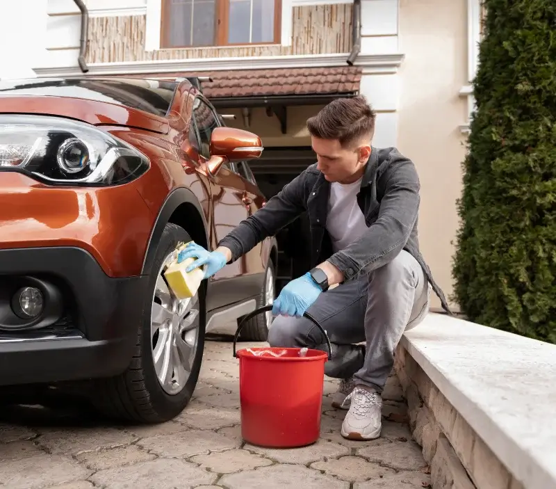 Lavage auto à domicile Valergues : professionnel intervenant sur un véhicule